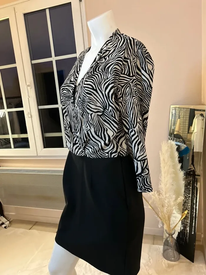 Robe courte one step sobre et élégante - photo numéro 4