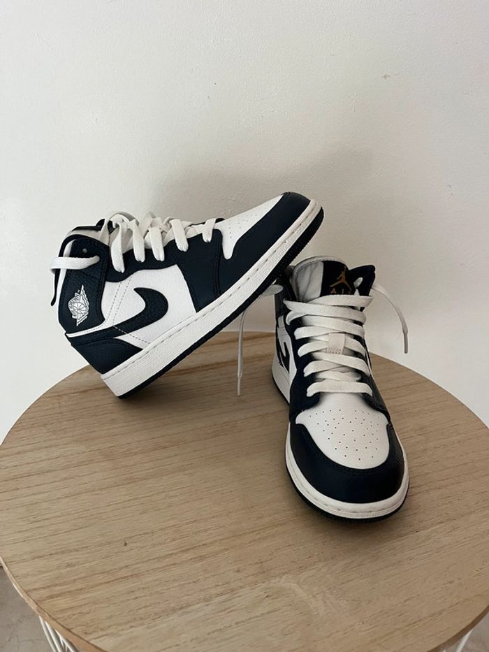 Jordan 1 mid White Metallic Obsidian