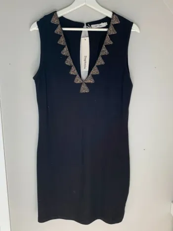 Robe noire col V