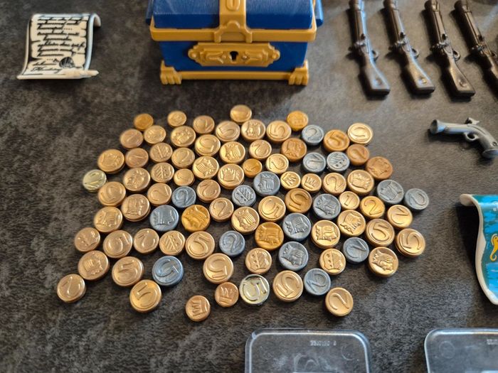 Playmobil Décor avec 3 personnages dont 1 soldat anglais et 2 pirates et accessoires armes or - photo numéro 7