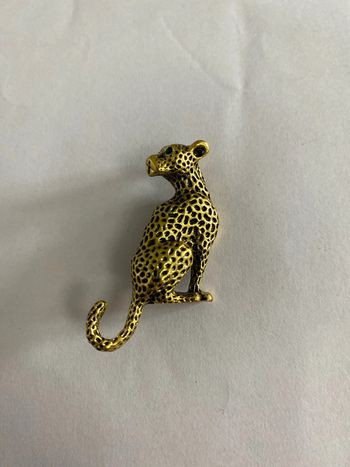 Broche doré tigre