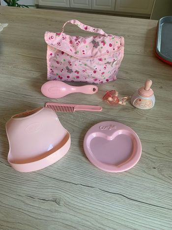 Corolle sac rose et accessoires pour poupée assiette bavoir tétine  