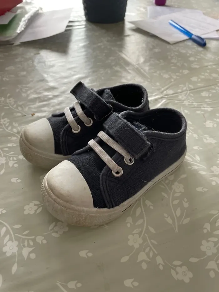 Baskets légères taille 22