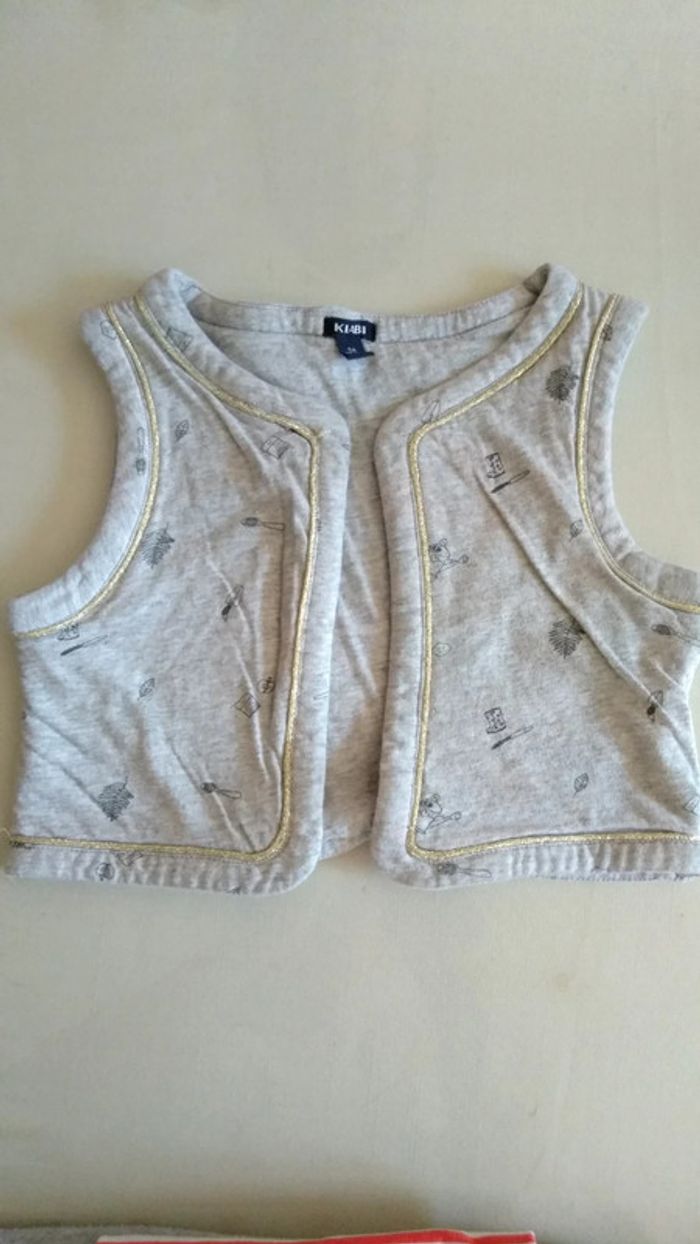 Boléro taille 5 ans.