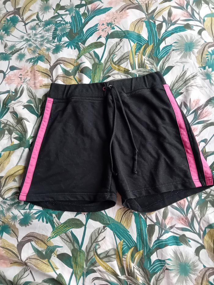 Short noir avec bandes roses
