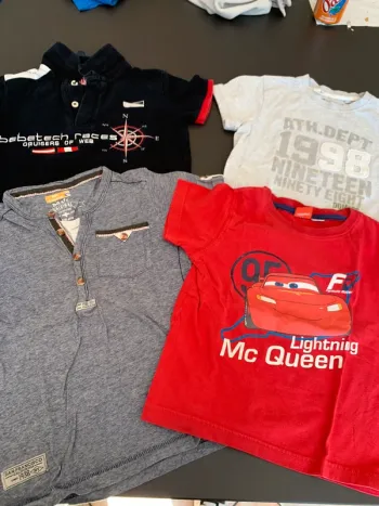 Lot 4 t-shirt taille 5 ans