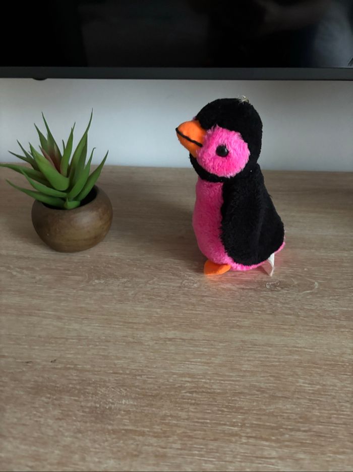 Peluche pingouin noir rose fluo - photo numéro 3