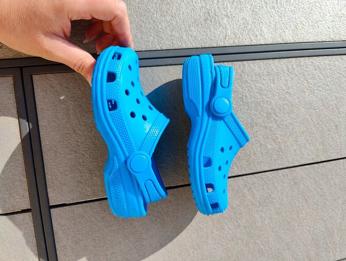 Crocs Chico bleu taille 26 en TBE - photo numéro 2
