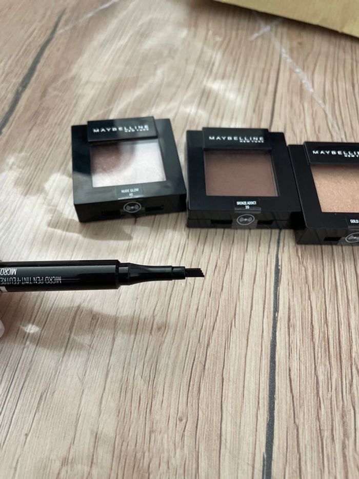 Lot de trois fardes à paupières et un crayon à sourcils. - photo numéro 2