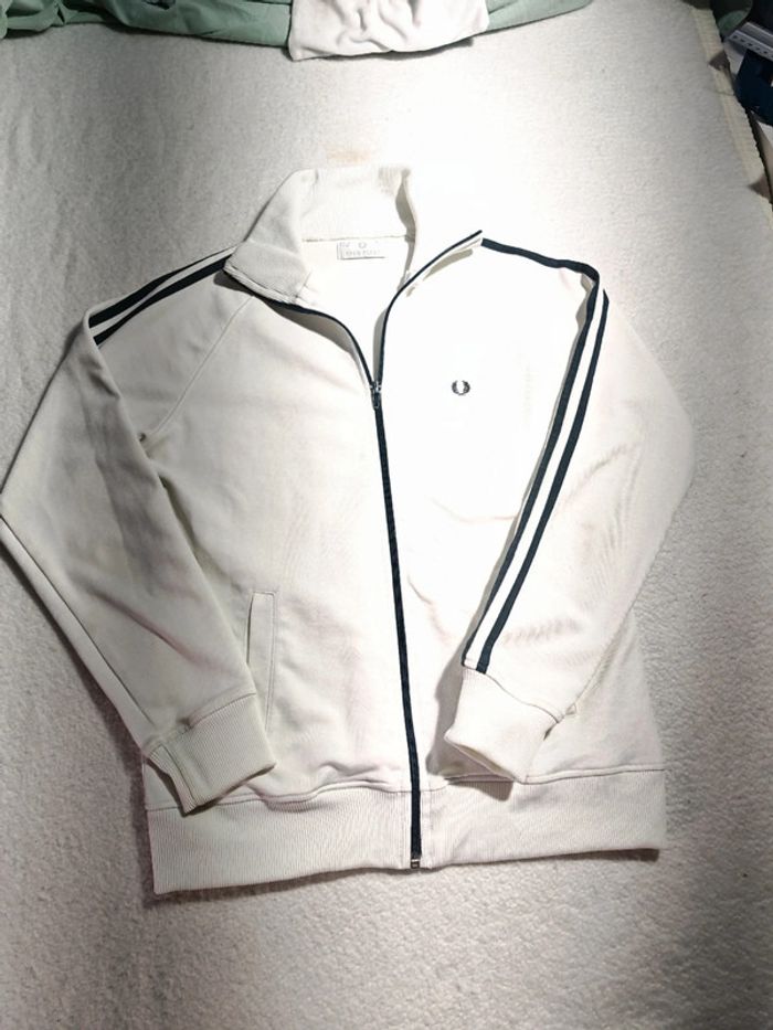 Élégante veste de survêtement Fred Perry taille L Femme, couleur blanc crème.