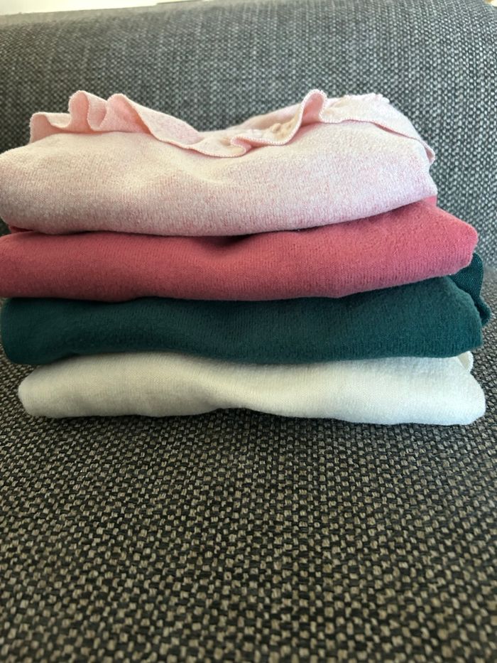 Pulls  8 ans  4 couleurs differentes  , 5€ l’un , le lot des 4 pulls 16€ - photo numéro 2