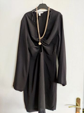 Robe noir noeud sur le devant