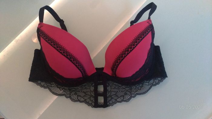 Soutien gorge rouge et noir dentelle - photo numéro 2