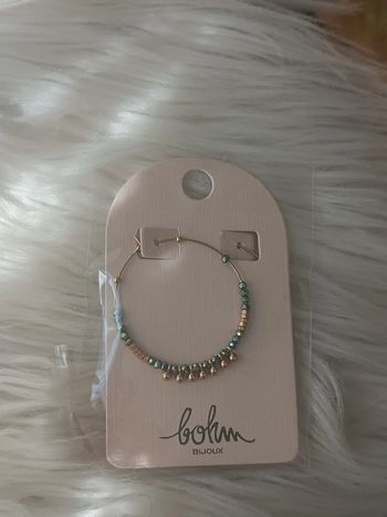 Boucles d'oreilles bleu vert et dorées en acier inoxydable Bohm Neuf dans son emballage d'origine