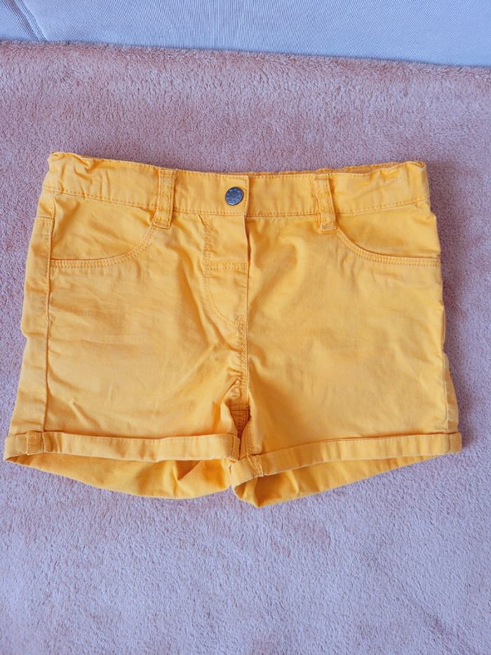 Short jaune moutarde en taille 6 ans, réglable à la taille. - photo numéro 2