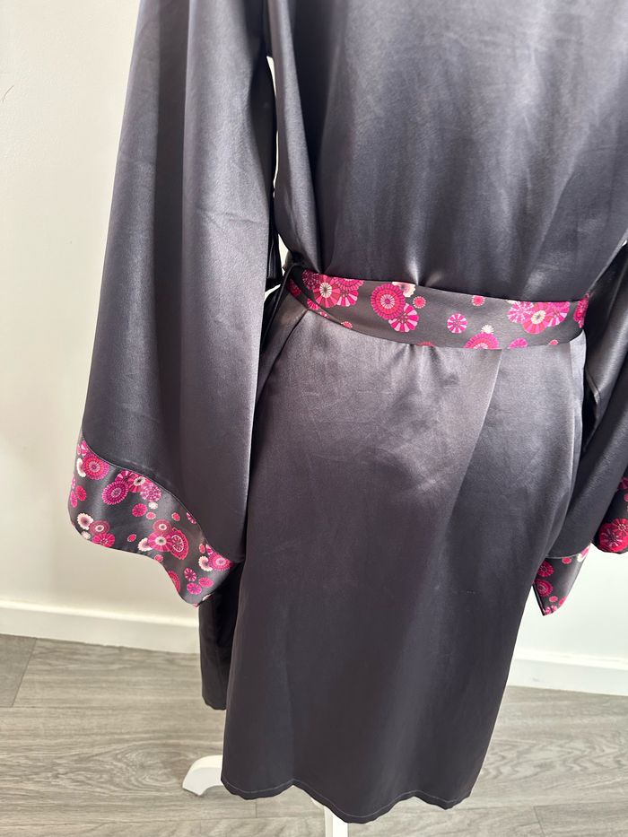 Peignoir kimono satiné à fleurs gris eg rose fuchsia T1 36/38 S/M - photo numéro 7