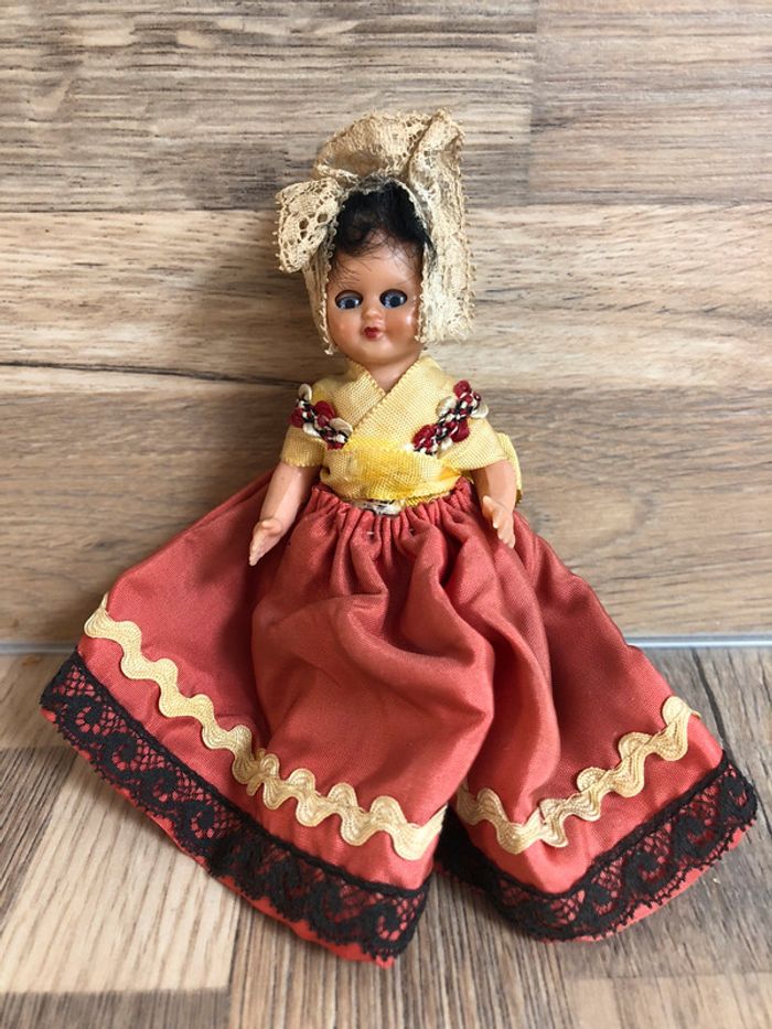 Petite poupée vintage