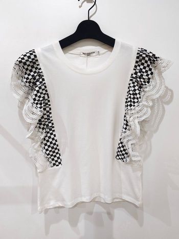 Top blanc Manches XXL volants Damier et
Guipure