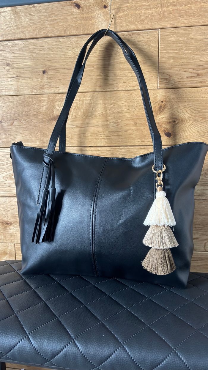 Sac noir au look épuré grand format élégant pratique et tendance neuf