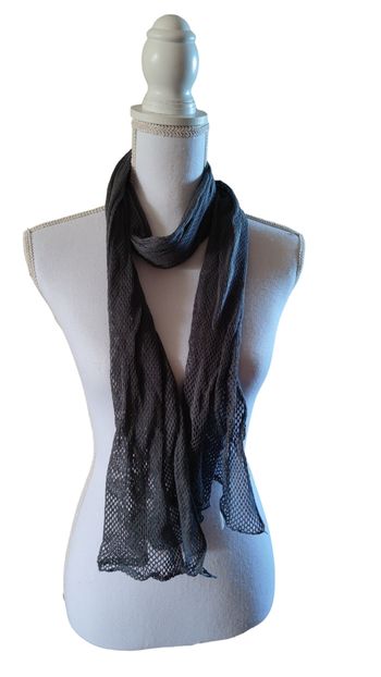 Écharpe gris foncé ajouré
