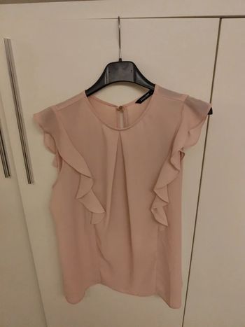 Blouse rose poudré à volants sur les épaules – Élégante