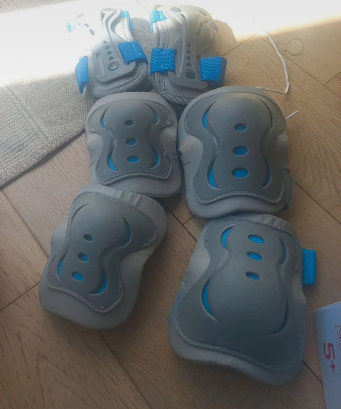 Rollers bleu. évolutive du 27 au 30 - photo numéro 4