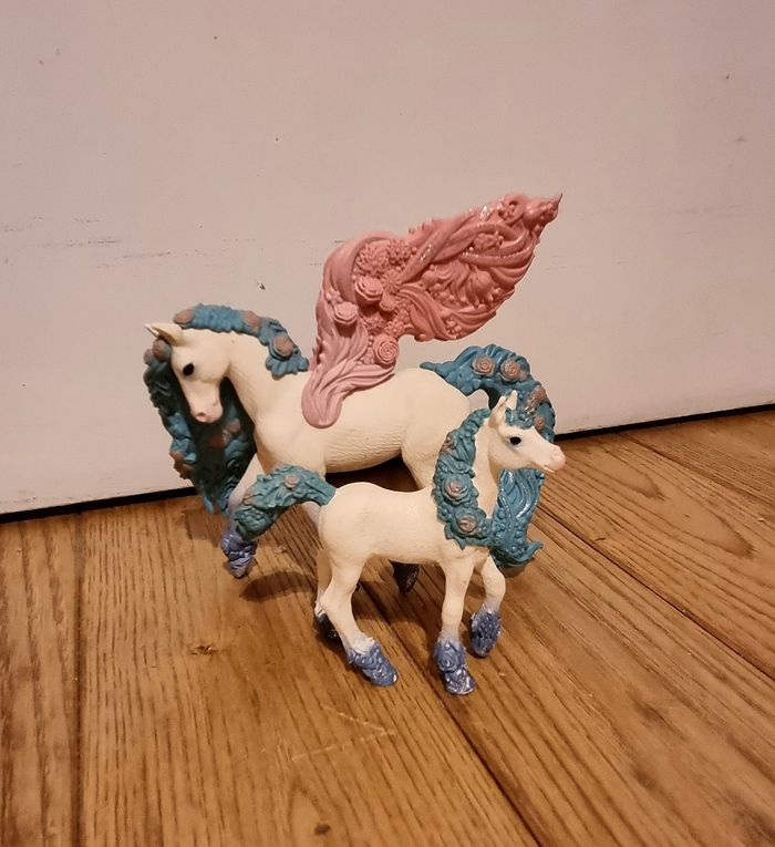 Licorne aux fleurs et son poulain