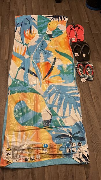 Lot plage : un matelas gonflable et 3 paires de nus pieds