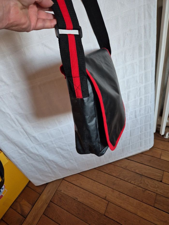 Sac noir et rouge Hugo Boss - photo numéro 3