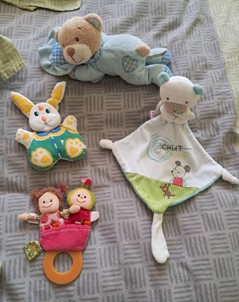 2 hochets et 2 doudous  