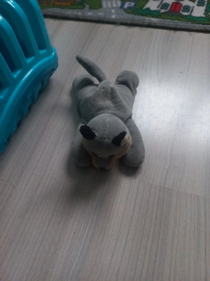 Caisse de transport avec peluche