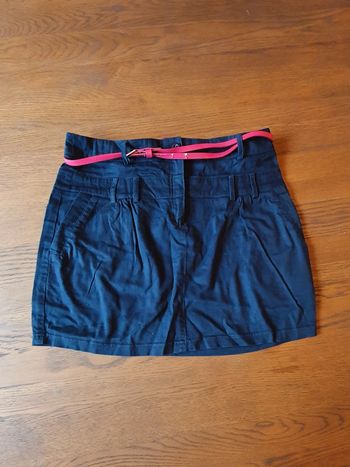 Jupe courte marine avec sa ceinture rose