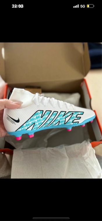 Crampon enfant Nike avec lacets