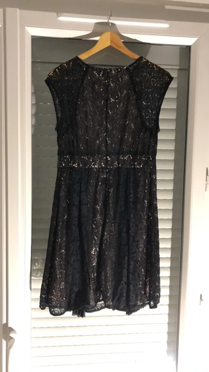 Robe noire en dentelle - photo numéro 3