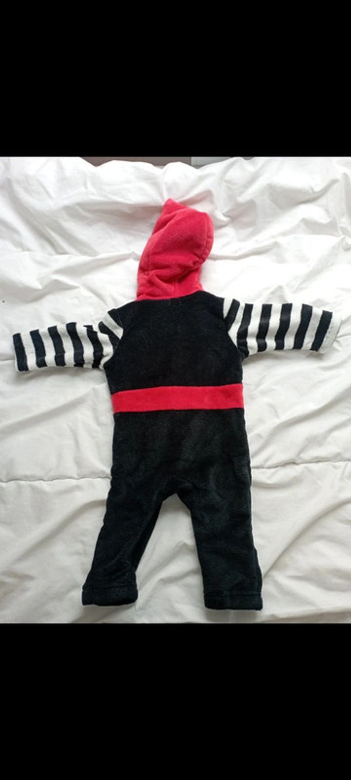 Surpijama à capuche noir/blanc/rouge pirate Mots d enfants 9 mois 15€ neuf - photo numéro 3