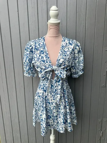 Robe d’été légère manches courtes bleu banche fleuri décolleté devant ouvert noeud M/38