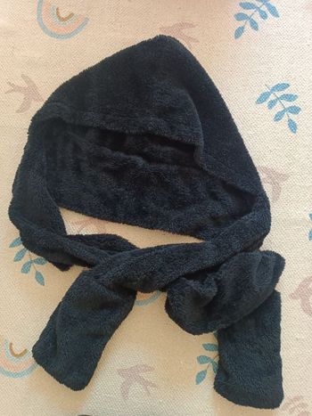 Écharpe capuche polaire noir avec poches mains