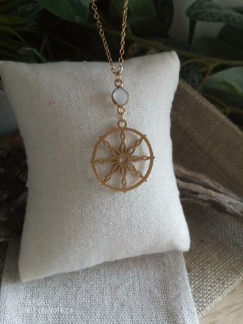 Collier Dharma roue bouddhiste et pierre de lune naturelle