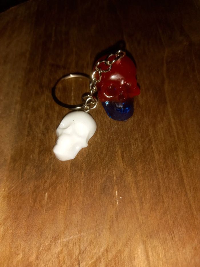 Porte-clé crane résine epoxy