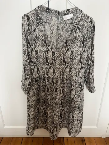 Robe motif serpent gris