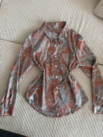 Chemise satinée à motif