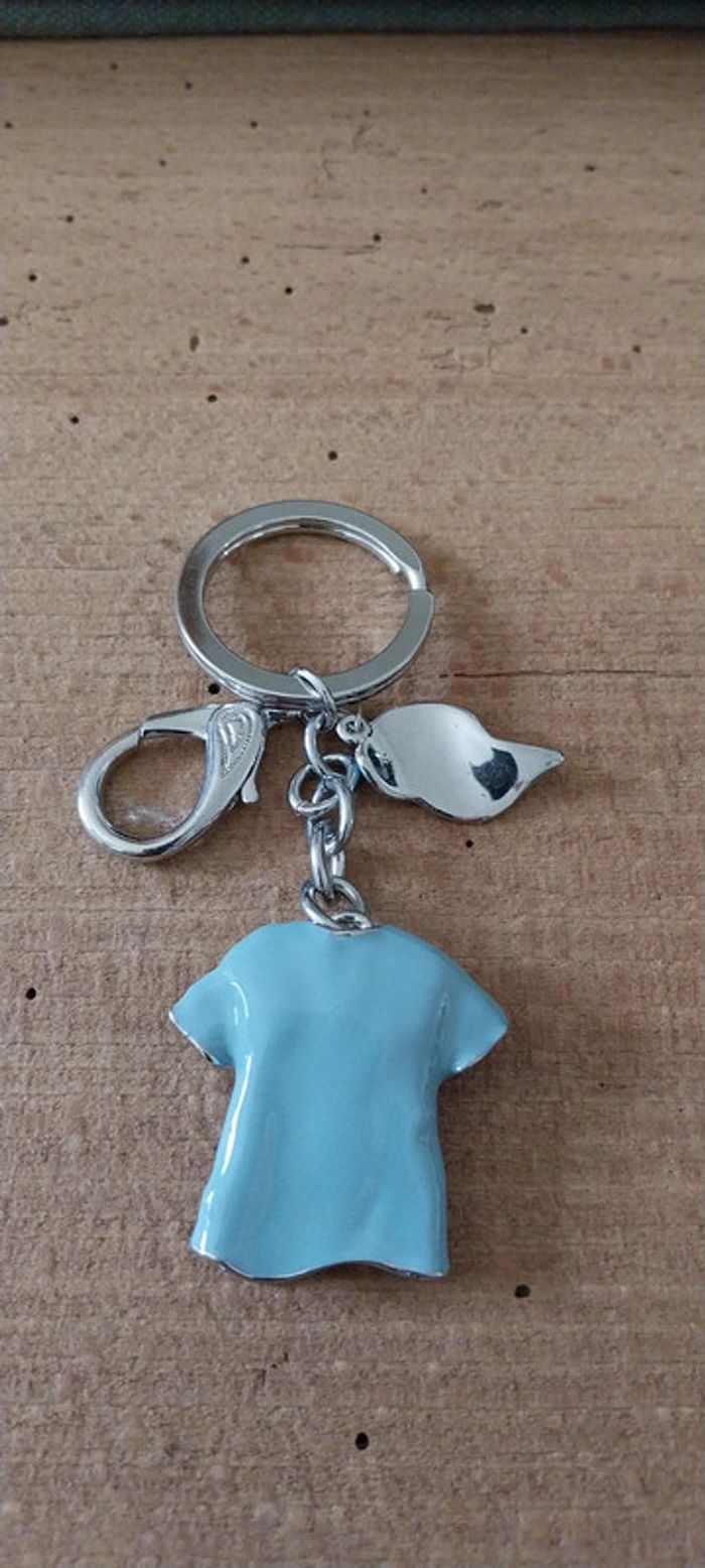 Porte clef, bijoux sac forme tee shirt et casquette bleu et strass - photo numéro 2