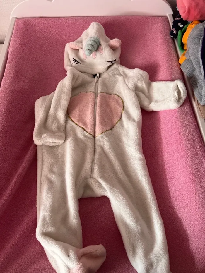 Combinaison licorne taille 6 mois