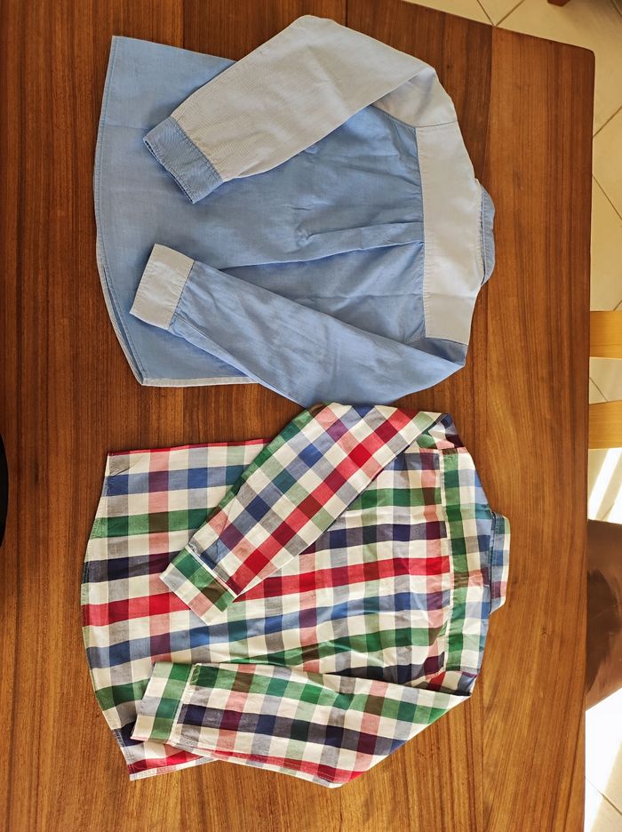 Lot de 5 vêtements garçon taille 10 ans 
1 chemise tape à l'oeil très bon état 
1 chemise El flamenco très bon état 
1 gilet Okaïdi très bon état 
1 veste sans manches Okaïdi neuf 
1 sweat Kiabi neuf - photo numéro 3