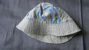 Bob beige réversible mixte 6-12 mois Next