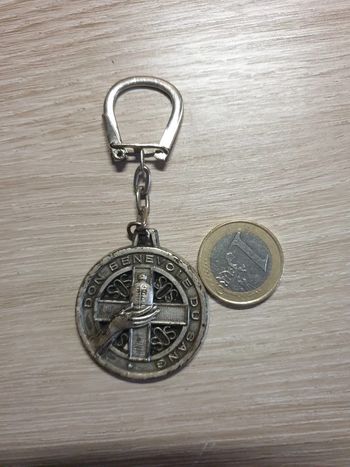 Ts joli porte clefs ancien vintage croix rouge