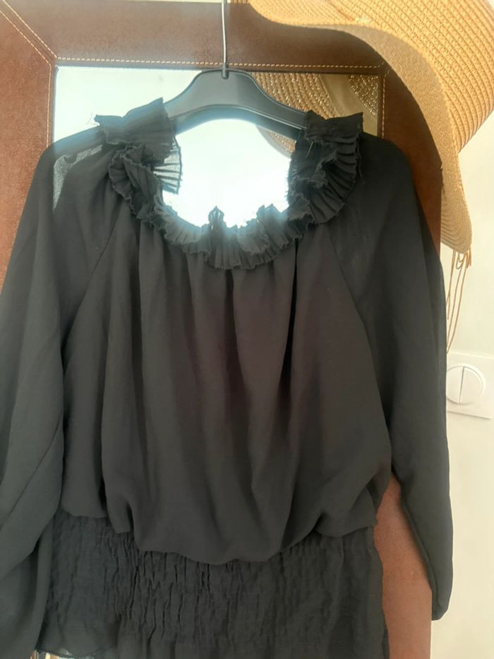Jolie blouse noire avec manches en mousseline