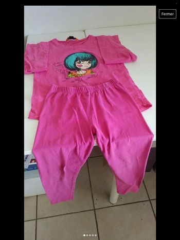 Pyjama filles  taille 8 ans  bon état  petit accros sur le bas