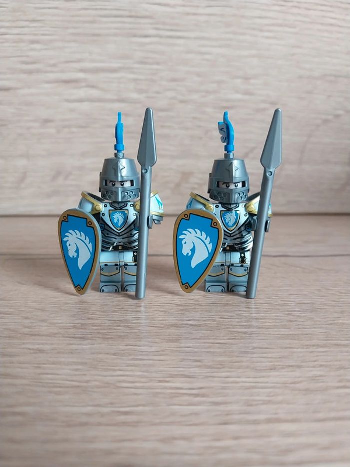 Figurines type lego 2 soldats chevaliers chevaux