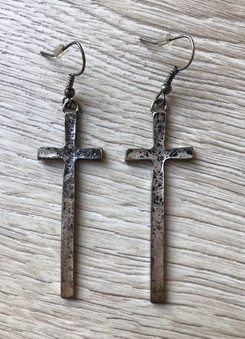 Boucles d’oreilles en forme de croix vieillies